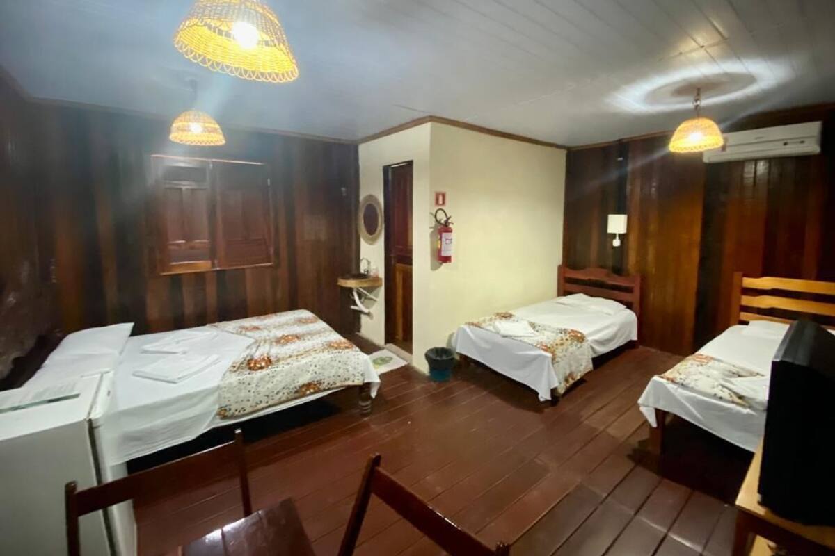 Quarto quádruplo | Frigobar, Wi-Fi de cortesia, roupa de cama