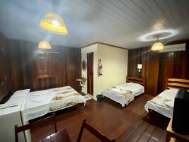 Quarto quádruplo | Frigobar, Wi-Fi de cortesia, roupa de cama