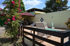 Alberca al aire libre y camastros 