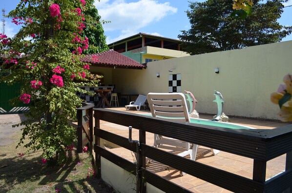 Ulkouima-allas, aurinkotuoleja