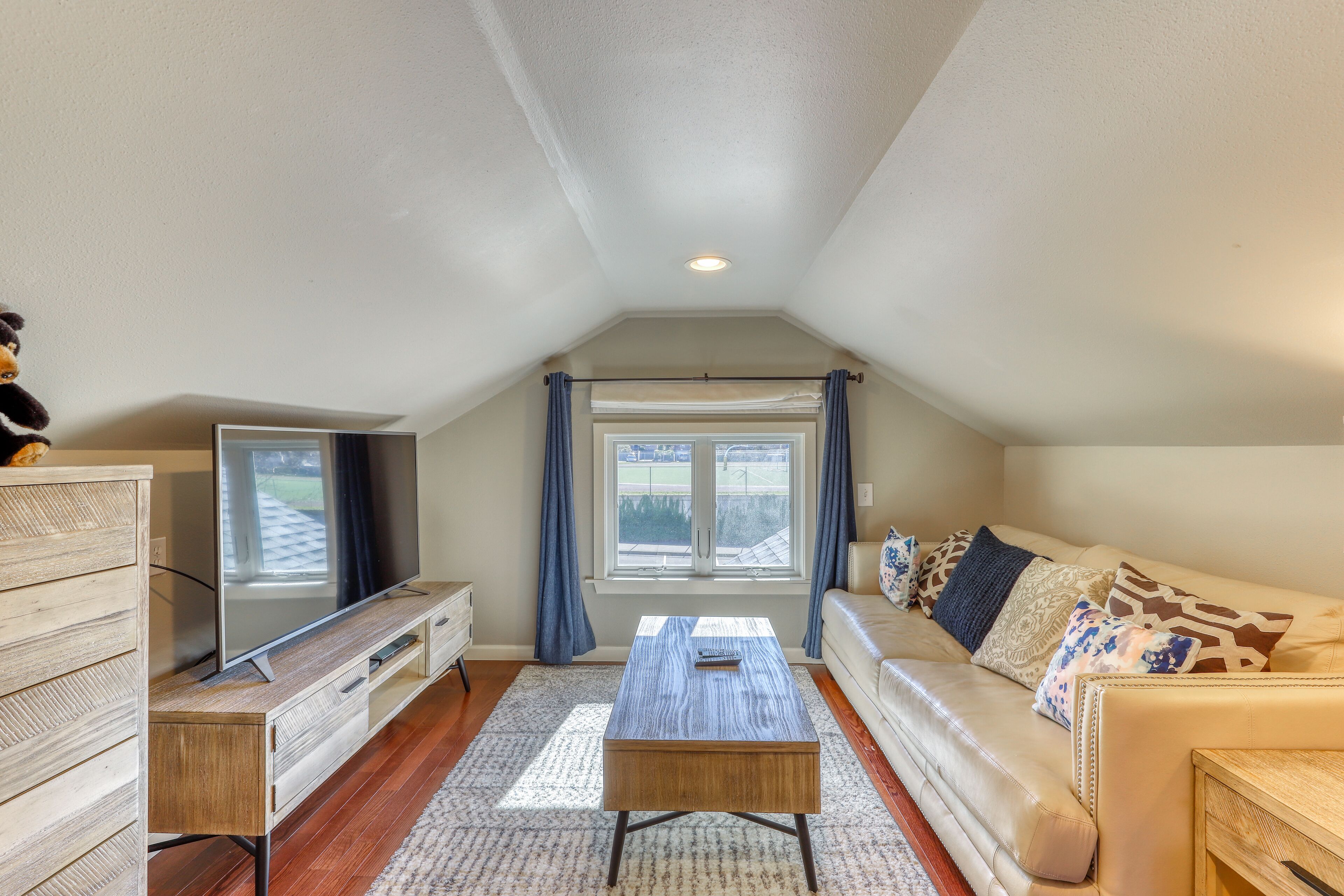 Welcoming house with full kitchen, gas grill, deck, enclosed yard, & WiFi