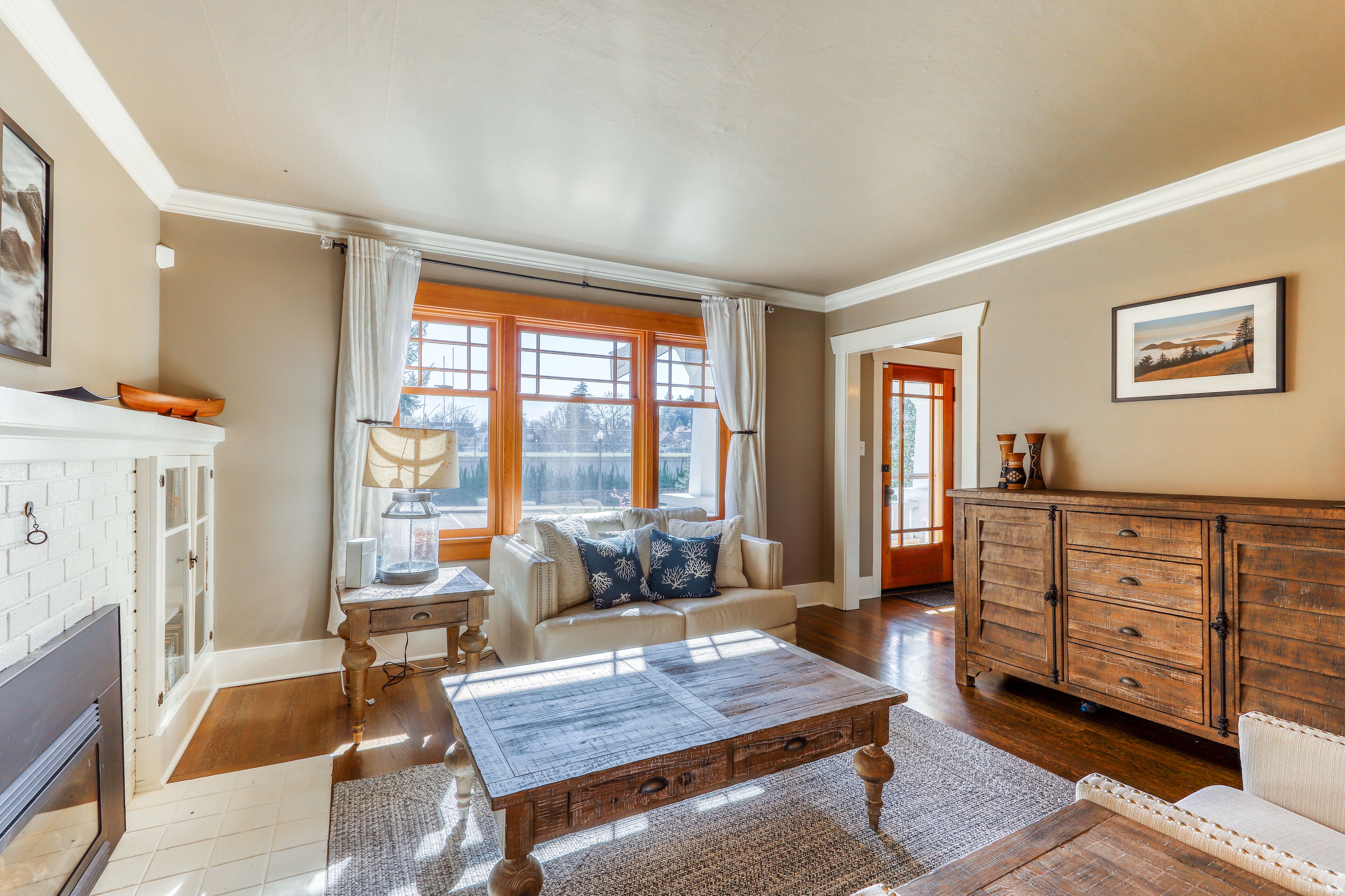 Welcoming house with full kitchen, gas grill, deck, enclosed yard, & WiFi