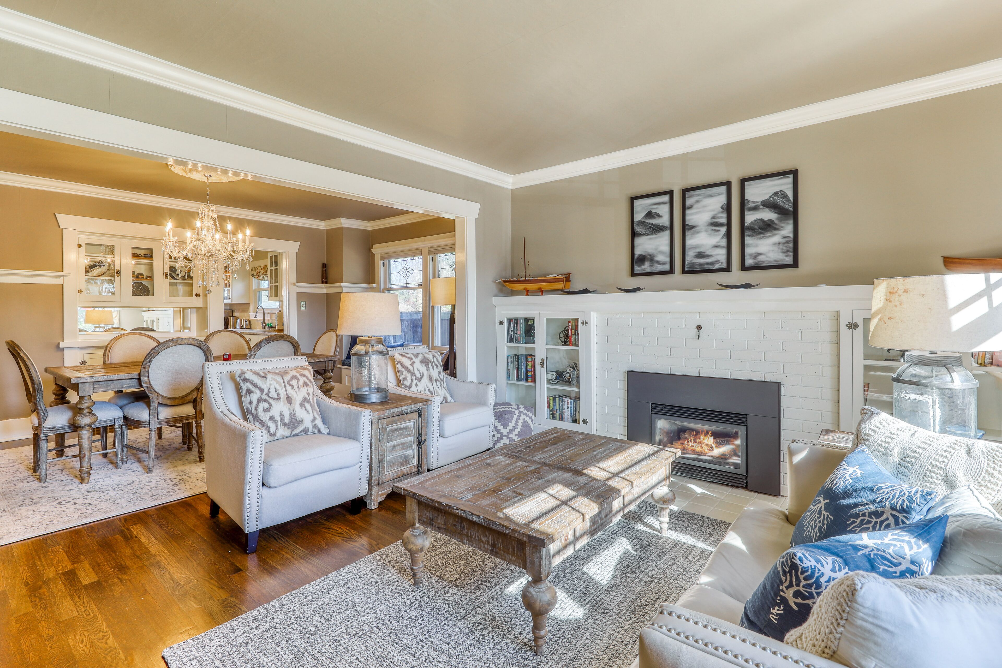 Welcoming house with full kitchen, gas grill, deck, enclosed yard, & WiFi