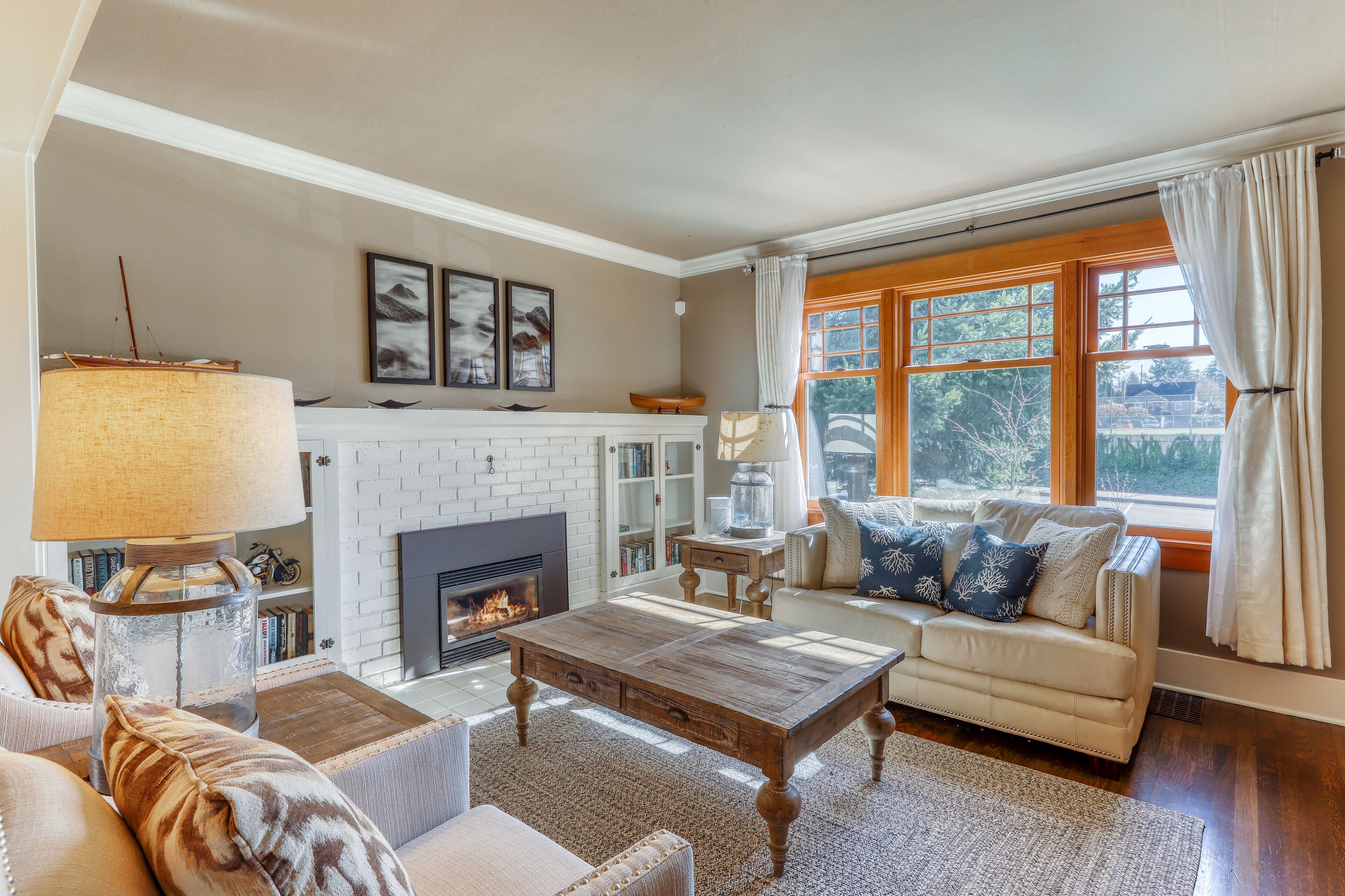 Welcoming house with full kitchen, gas grill, deck, enclosed yard, & WiFi