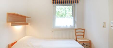 2 bedrooms, iron/ironing board, travel cot, WiFi