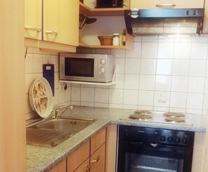 Kühlschrank, Mikrowelle, Ofen, Wasserkocher mit Kaffee-/Teezubehör