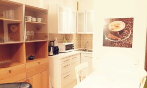 Køleskab, mikrobølgeovn, opvaskemaskine, kaffe-/temaskine