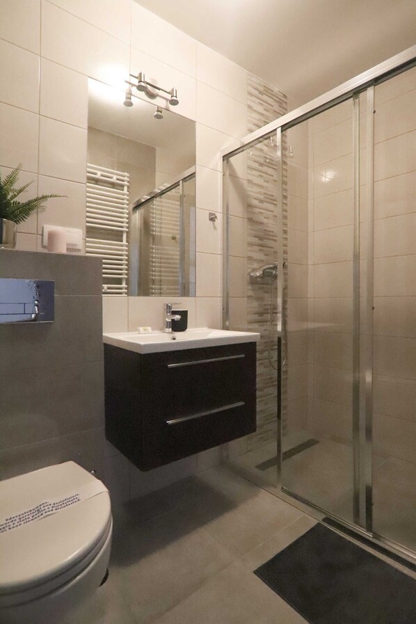 Unclassified image, 1 of 21, button