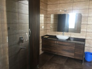 华丽双人房或双床房 | 浴室 | 淋浴设施、免费洗浴用品、毛巾