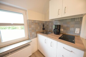 Køleskab, mikrobølgeovn, kaffe-/temaskine, elkedel