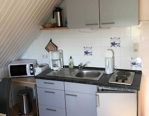 Køleskab, mikrobølgeovn, kaffe-/temaskine, elkedel