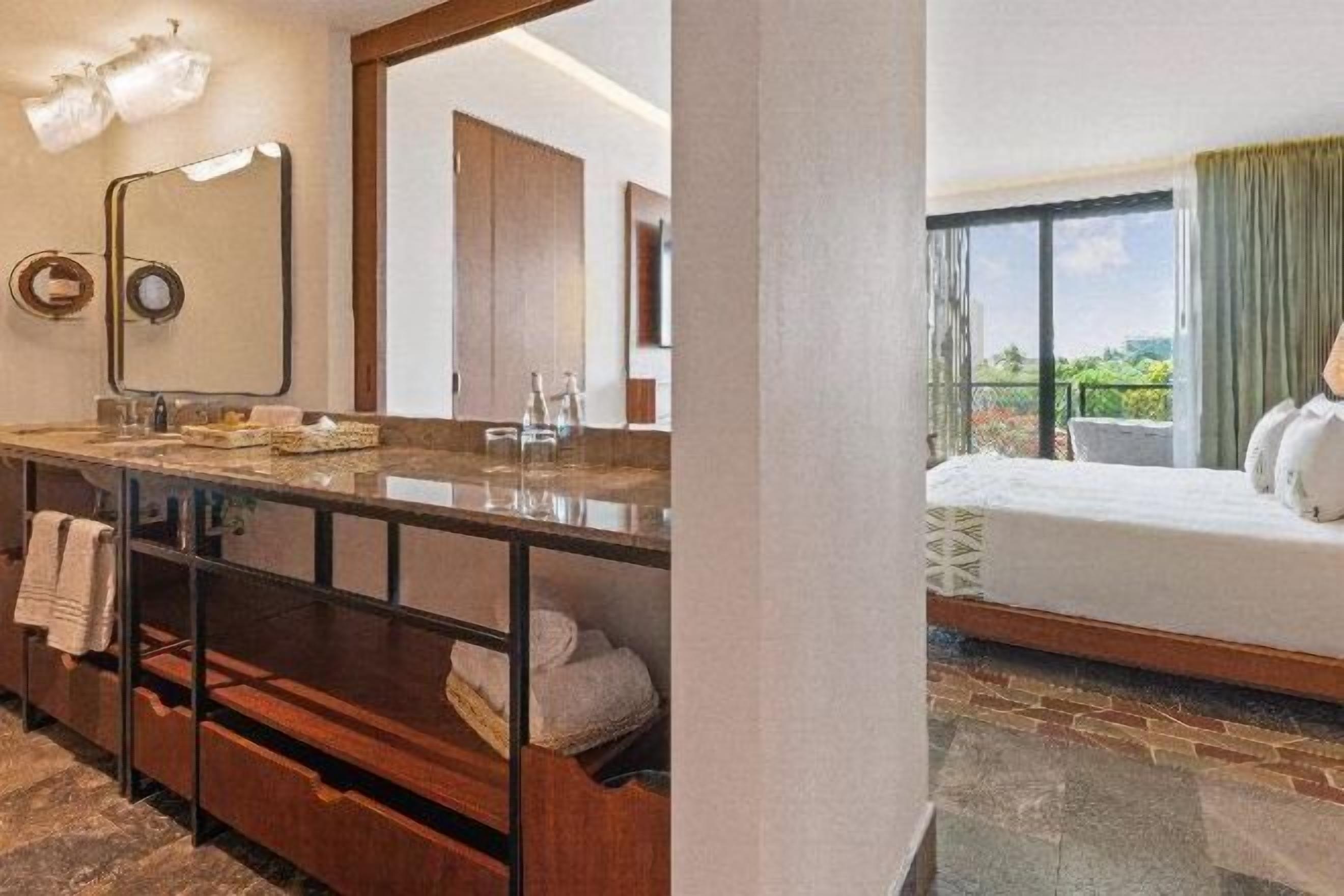 In-room safe, desk, free WiFi