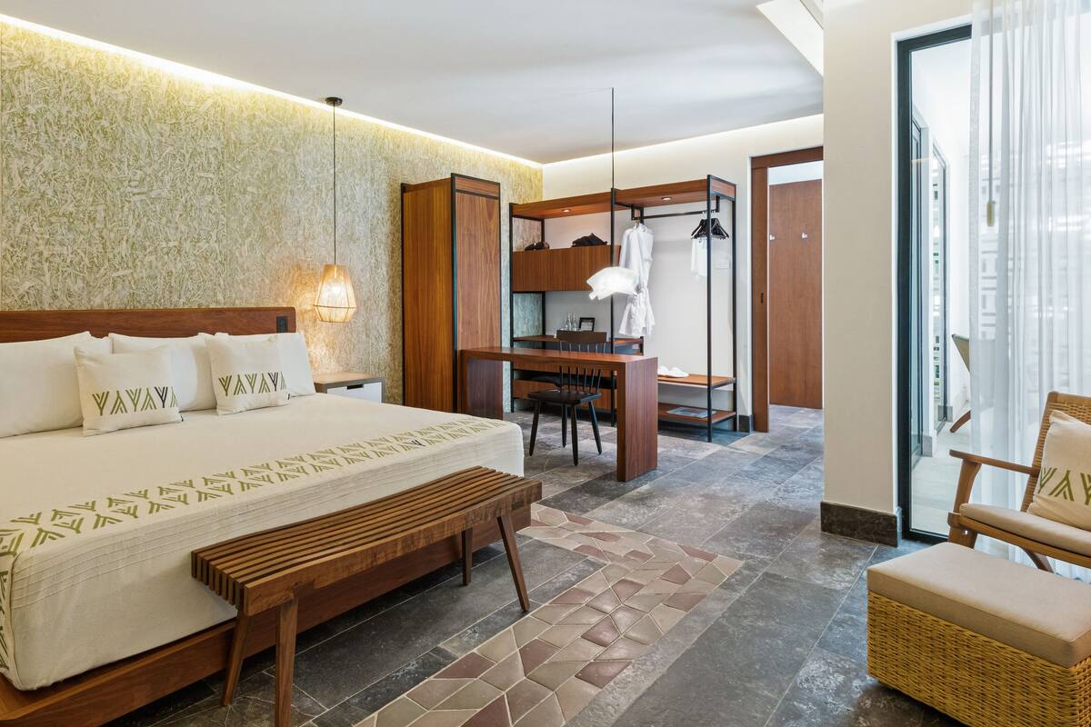 Junior Suite, 1 King Bed | 客房内保险箱、办公桌、免费 WiFi