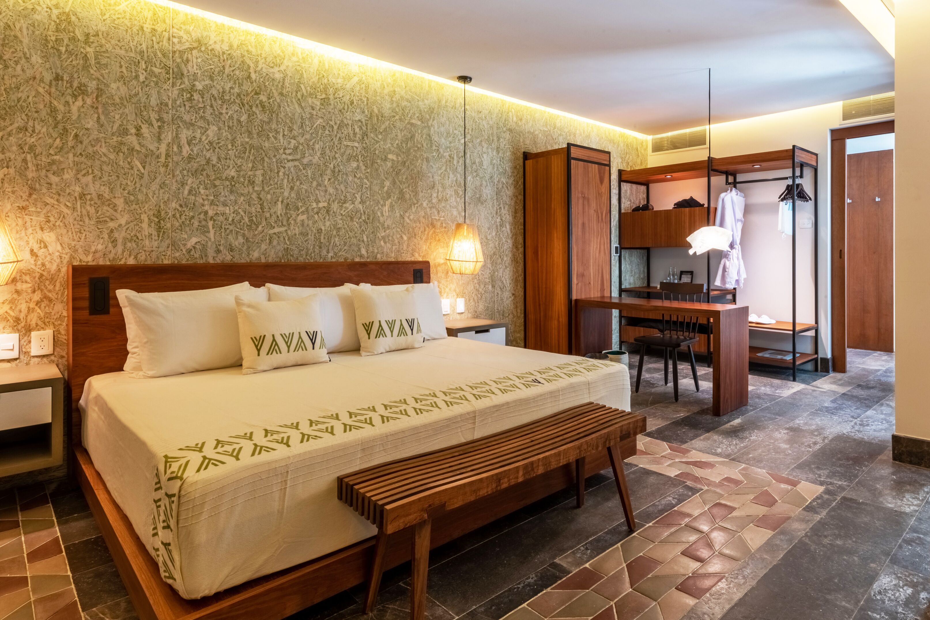 Junior Suite, 1 King Bed | Safe på rommet, skrivebord og wi-fi (inkludert)