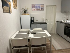 Kühlschrank, Geschirrspüler, Wasserkocher mit Kaffee-/Teezubehör