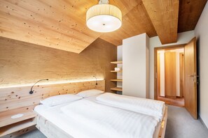 3 bedrooms, travel cot, WiFi, bed sheets