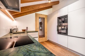 Een koelkast, een magnetron, een oven, een vaatwasser