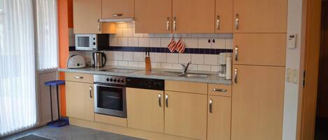 ثلاجة، ميكروويف، فرن، غسالة أطباق