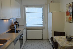 Kühlschrank, Mikrowelle, Ofen, Geschirrspüler