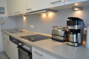 Kühlschrank, Mikrowelle, Ofen, Geschirrspüler