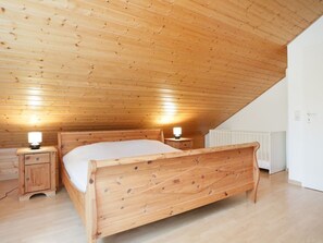 2 Schlafzimmer, Reisekinderbett