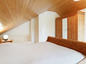 2 Schlafzimmer, Reisekinderbett