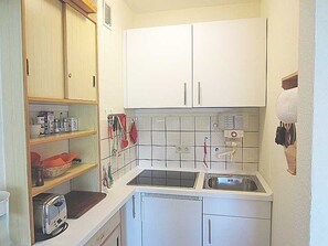 Køleskab, kaffe-/temaskine, elkedel, brødrister