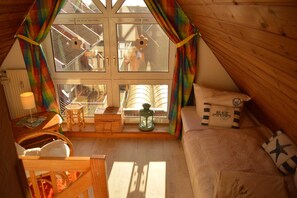 4 bedrooms, travel crib, WiFi