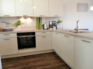 Kühlschrank, Mikrowelle, Ofen, Geschirrspüler