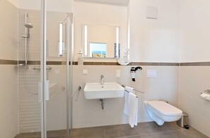 Douche, séchoir à cheveux, savon, papier de toilette