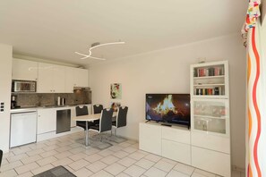 Køleskab, mikrobølgeovn, opvaskemaskine, kaffe-/temaskine