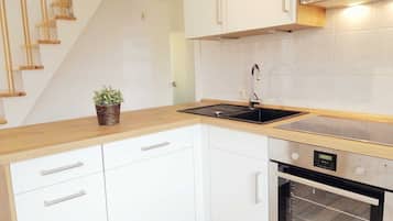 Een koelkast, een magnetron, een oven, een vaatwasser