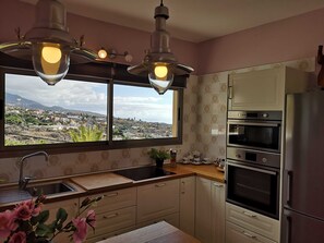 Réfrigérateur, four à micro-ondes, un four, lave-vaisselle