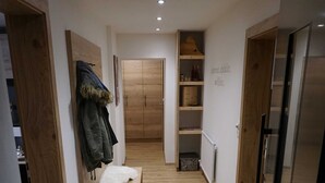 A narrow hallway with wooden flooring, a bench, and a coat rack. - Alblerhof - Apartment (2-5 people) (Pfunds)