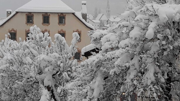 A snow-covered building with multiple windows and a distinct architectural style. - Alblerhof - Apartment (2-5 people) (Pfunds)
