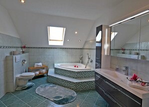 Shower, hair dryer, towels, soap - Vacation apartment Lange with a view of the Schmollensee - Ferienwohnung Lange (Heringsdorf)