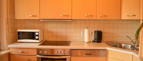 Kühlschrank, Mikrowelle, Ofen, Geschirrspüler