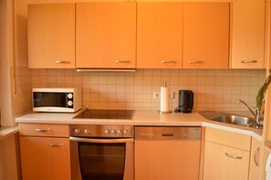 ثلاجة، ميكروويف، فرن، غسالة أطباق