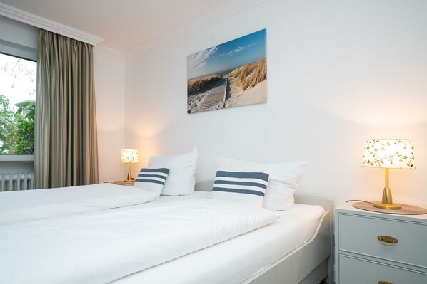 2 bedrooms, travel cot, WiFi, bed sheets