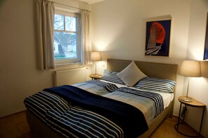 2 bedrooms, travel crib, WiFi - At the beach, Germany (Breege)