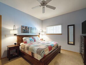 4 Schlafzimmer, Schreibtisch, Bügeleisen/Bügelbrett, Reisekinderbett