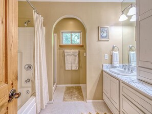 Ensemble douche/baignoire, sĂšche-cheveux, serviettes fournies, savon