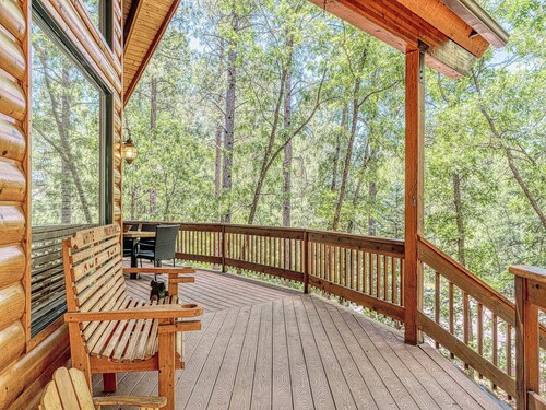 Bent Oak Retreat - Pinetop Country Club Cabin w/Deck, BBQ, Firepit & Game Room