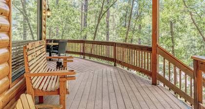 Bent Oak Retreat - Pinetop Country Club Cabin w/Deck, BBQ, Firepit & Game Room