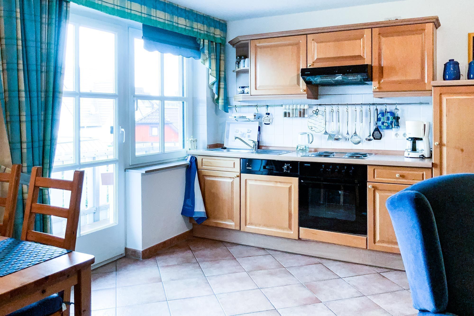 Réfrigérateur, four, lave-vaisselle, cafetière/bouilloire