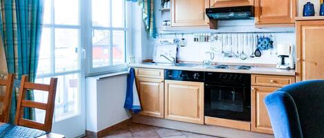 Fridge, oven, dishwasher, coffee/tea maker