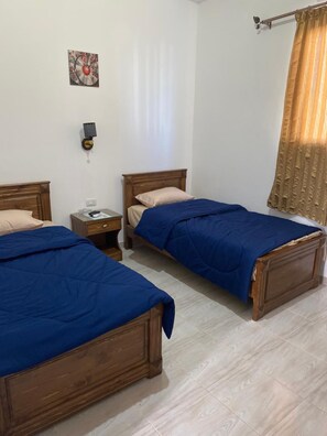Frigobar, escrivaninha, Wi-Fi de cortesia, roupa de cama