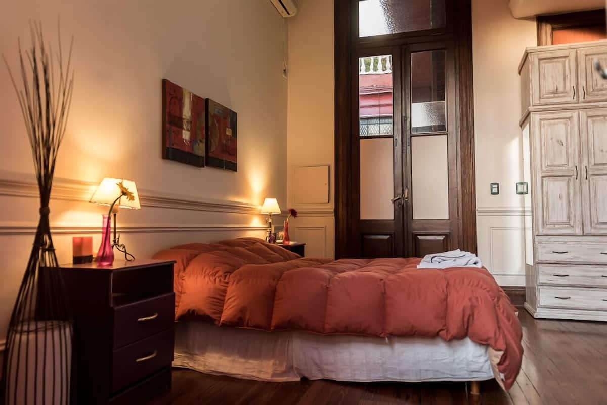 Down duvets, free WiFi, bed sheets