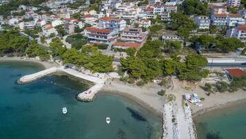 Beach nearby, sun-loungers, 2 beach bars