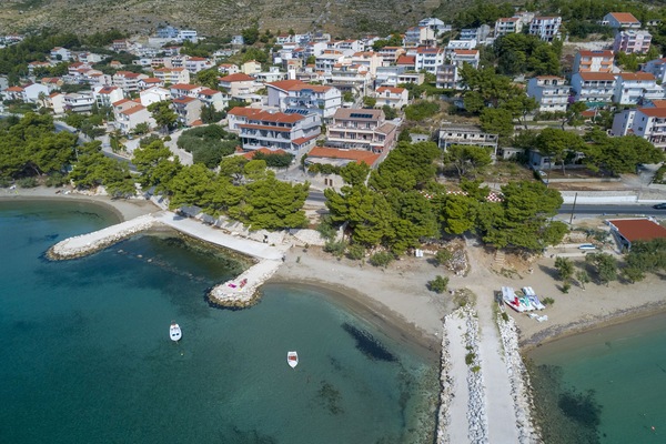Beach nearby, sun loungers, 2 beach bars